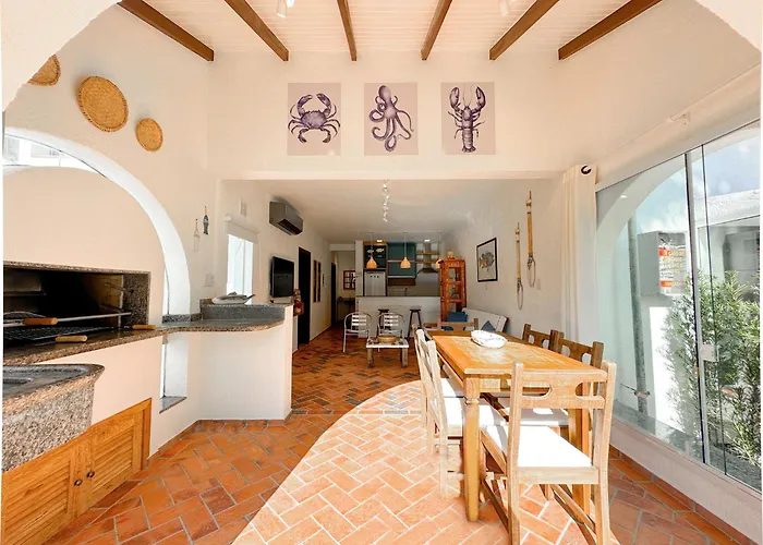 Ap/Casa com jardim em condomínio na beira da praia